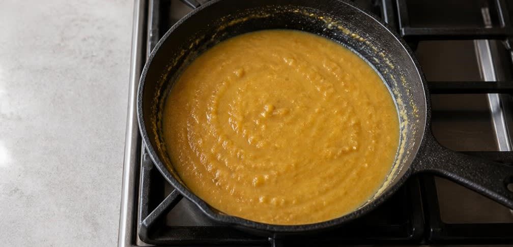 Cremiges Kichererbsen-Halwa mit Ghee und Kardamom – Zubereitung Schritt für Schritt – Milch und Sirup einrühren