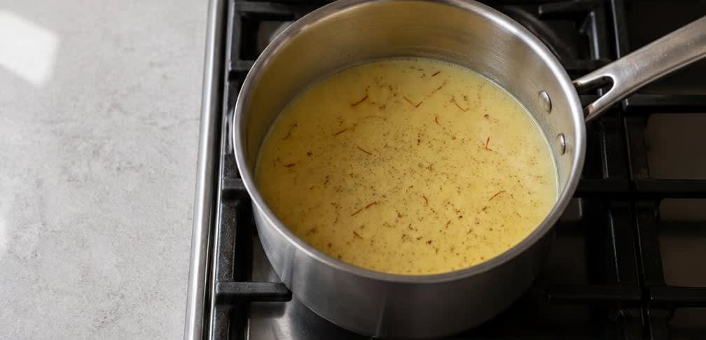 Cremiges Kichererbsen-Halwa mit Ghee und Kardamom – Zubereitung Schritt für Schritt – Gewürzte Milch herstellen