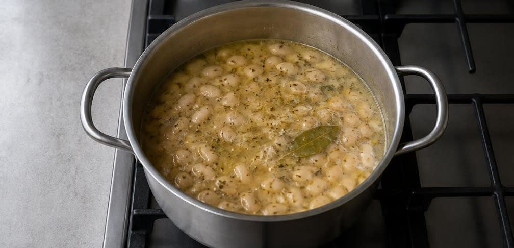 Griechischer Bohnen-Spinat-Topf mit Knoblauch und Zitrone – Zubereitung Schritt für Schritt – Bohnen köcheln lassen