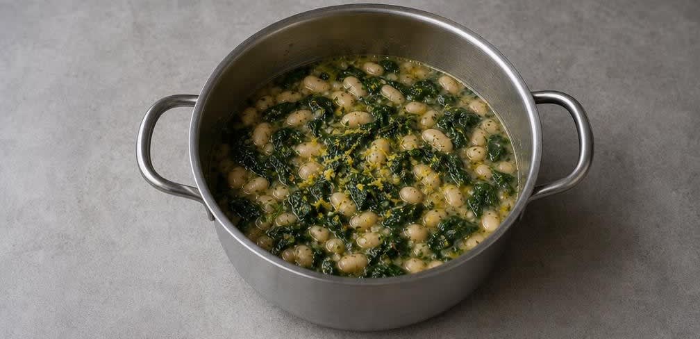 Griechischer Bohnen-Spinat-Topf mit Knoblauch und Zitrone – Zubereitung Schritt für Schritt – Zitrone einrühren