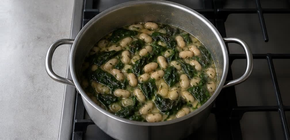 Griechischer Bohnen-Spinat-Topf mit Knoblauch und Zitrone – Zubereitung Schritt für Schritt – Spinat unterheben