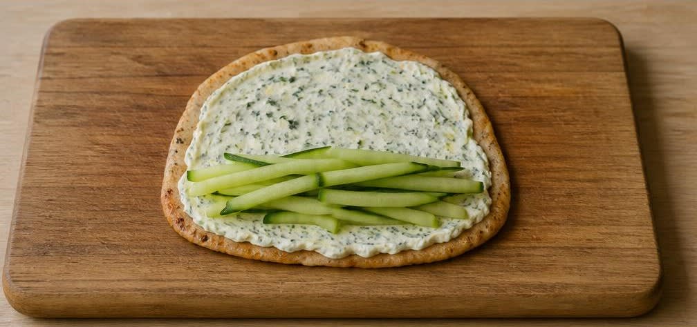 Putenbrust-Röllchen mit Kräuter-Frischkäse und Gurke – Zubereitung Schritt für Schritt – Röllchen füllen