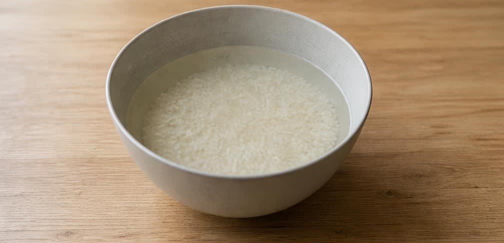 Klassisches Congee mit weichem Ei und Frühlingszwiebeln – Zubereitung Schritt für Schritt – Reis waschen
