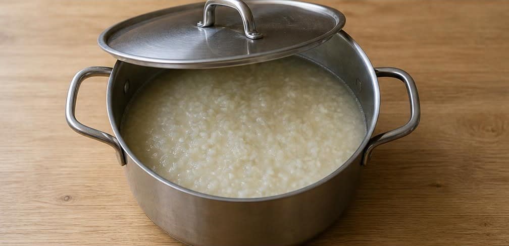 Klassisches Congee mit weichem Ei und Frühlingszwiebeln – Zubereitung Schritt für Schritt – Congee köcheln