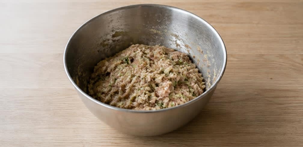 Japanische Gyoza mit saftiger Schweinefleisch-Füllung – Zubereitung Schritt für Schritt – Füllung herstellen