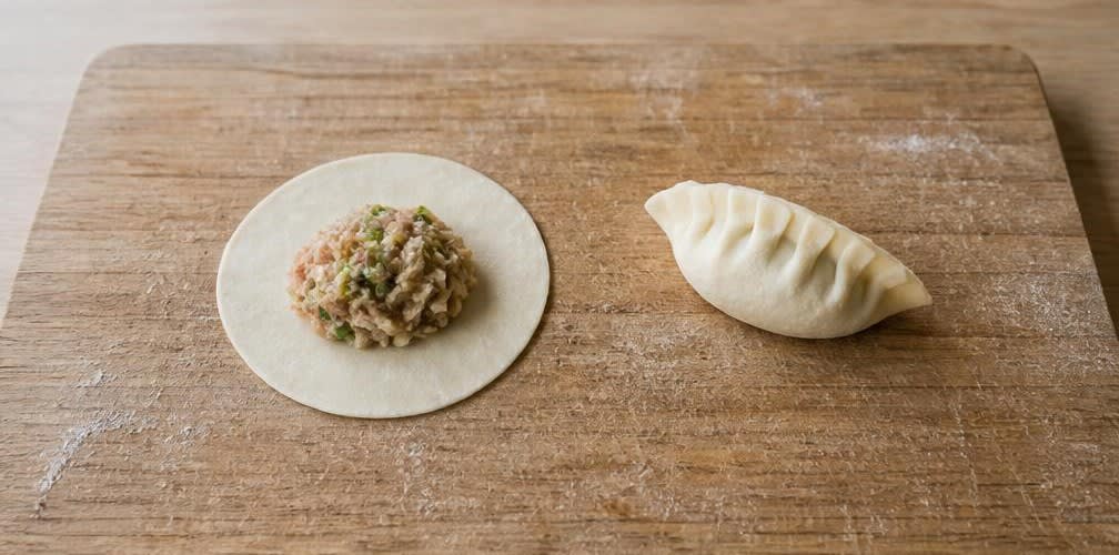 Japanische Gyoza mit saftiger Schweinefleisch-Füllung – Zubereitung Schritt für Schritt – Gyoza falten