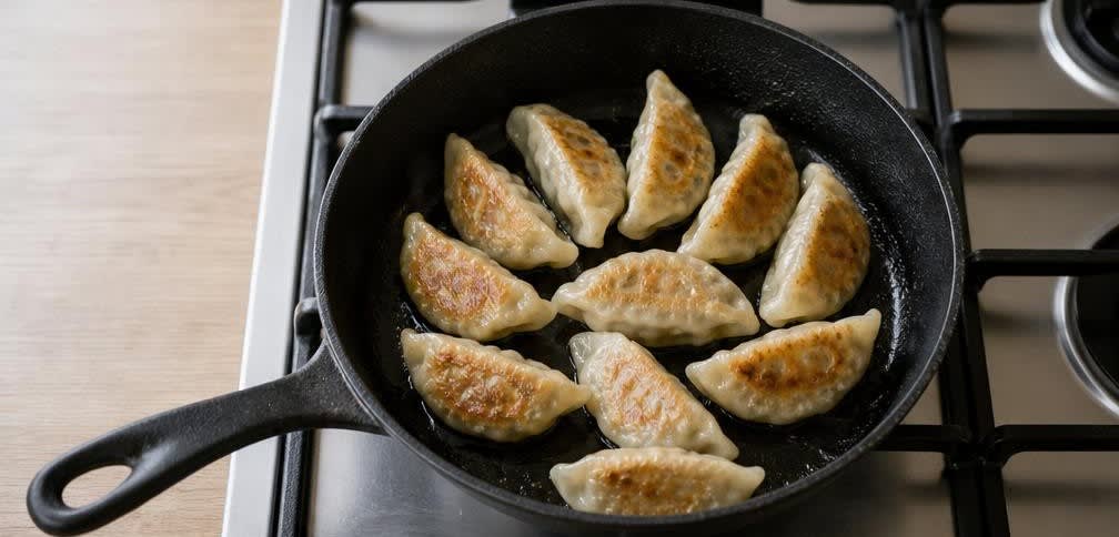 Japanische Gyoza mit saftiger Schweinefleisch-Füllung – Zubereitung Schritt für Schritt – Gyoza anbraten