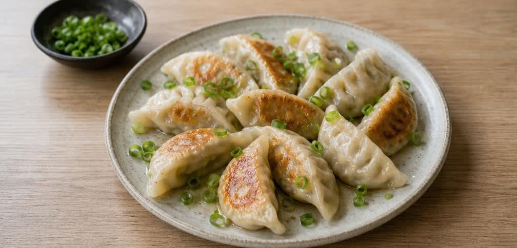 Japanische Gyoza mit saftiger Schweinefleisch-Füllung – Zubereitung Schritt für Schritt – Anrichten