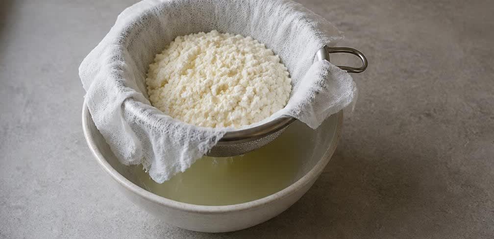 Libanesische Ashta-Creme mit Mandeln und Pistazien – Zubereitung Schritt für Schritt – Quark abtropfen lassen