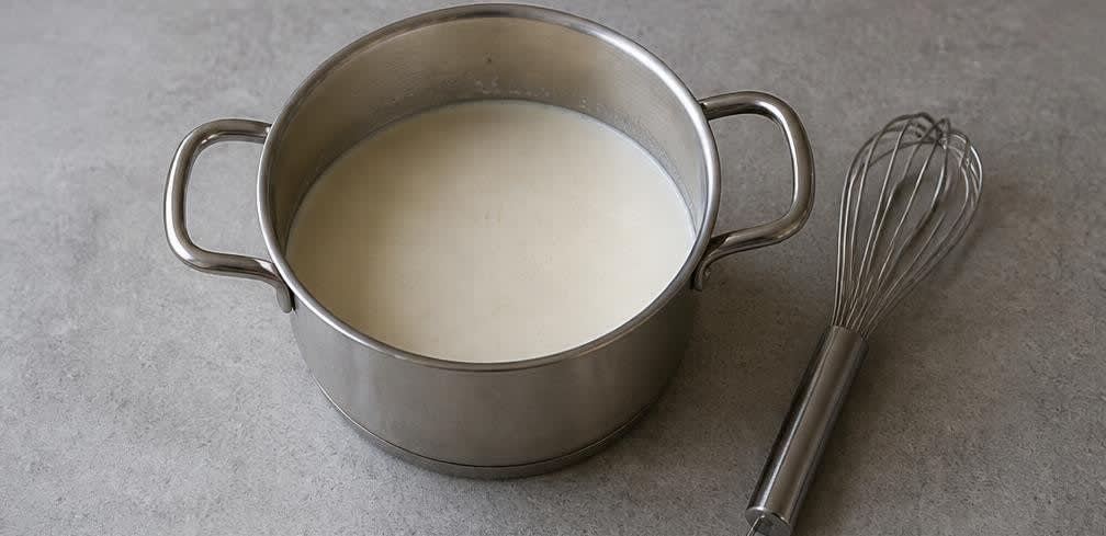 Libanesische Ashta-Creme mit Mandeln und Pistazien – Zubereitung Schritt für Schritt – Stärkemischung anrühren