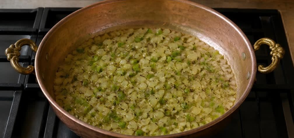 Klassisches Türkisches Menemen mit Olivenöl – Zubereitung Schritt für Schritt – Gemüse und Gewürze dünsten