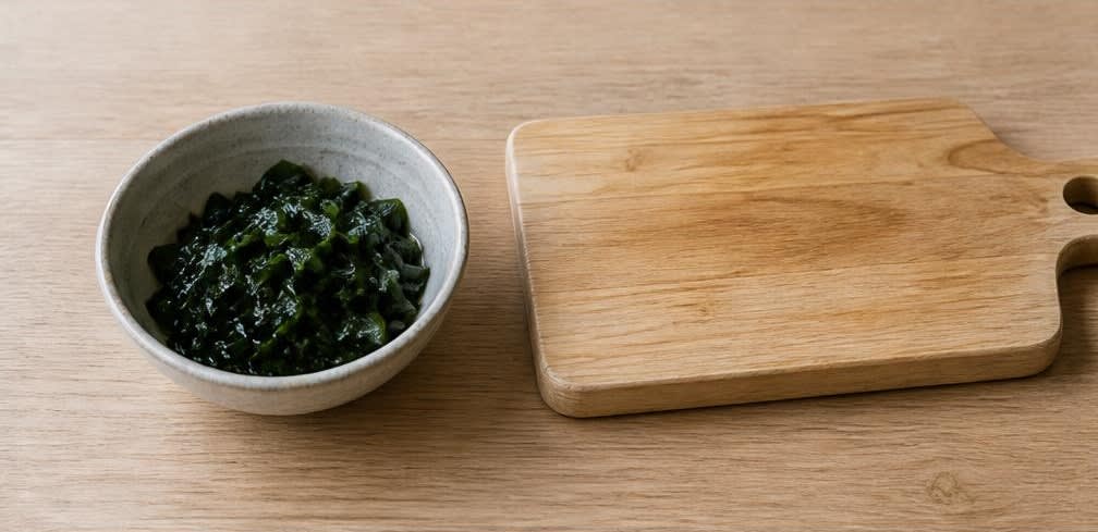 Traditionelle Miso-Suppe mit Tofu und Shiitake zum Frühstück – Zubereitung Schritt für Schritt – Wakame vorbereiten