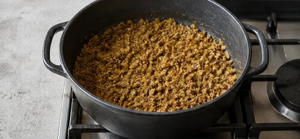 Persisches Fesenjan mit Hähnchen in Walnuss-Granatapfelsoße – Zubereitung Schritt für Schritt – Walnüsse anrösten