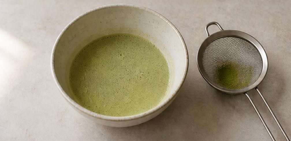 Cremiges Japanisches Matcha-Eis – Zubereitung Schritt für Schritt – Matcha einrühren