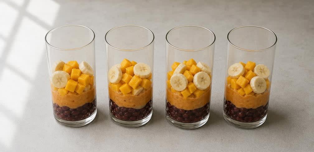 Halo-Halo mit frischen Früchten – Zubereitung Schritt für Schritt – Dessert schichten
