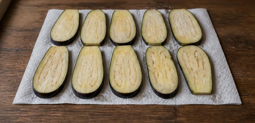 Khoresht Bademjan mit Rindfleisch – Zubereitung Schritt für Schritt – Auberginen entwässern