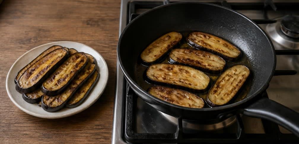 Khoresht Bademjan mit Rindfleisch – Zubereitung Schritt für Schritt – Auberginen braten