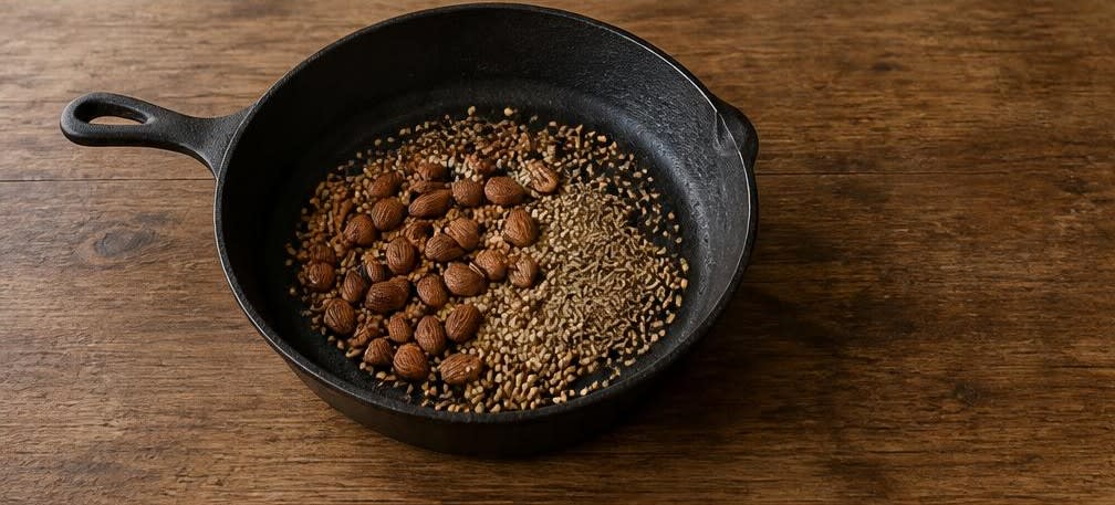 Mole Poblano mit Hähnchenschenkeln und frisch gerösteten Chilis – Zubereitung Schritt für Schritt – Nüsse und Samen rösten