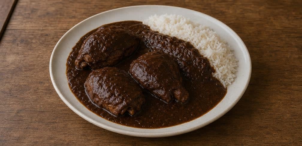 Mole Poblano mit Hähnchenschenkeln und frisch gerösteten Chilis – Zubereitung Schritt für Schritt – Anrichten