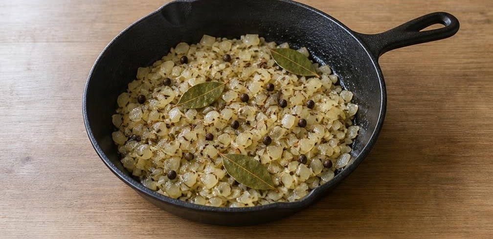 Herzhafte Tofu-Sauerkraut-Pfanne mit Kümmelkartoffeln – Zubereitung Schritt für Schritt – Zwiebeln und Gewürze rösten