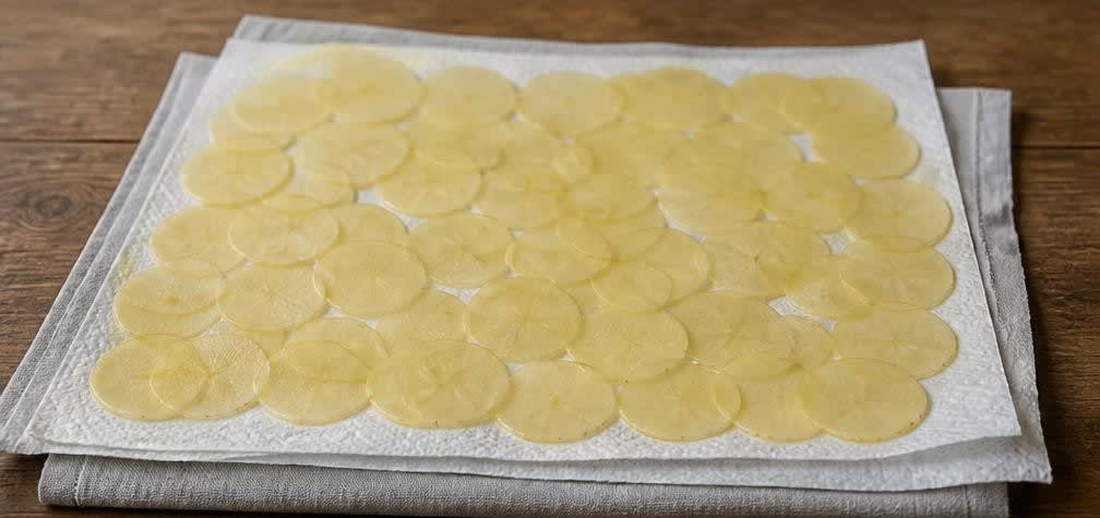 Knusprige selbstgemachte Kartoffelchips – Zubereitung Schritt für Schritt – Kartoffelscheiben trocknen