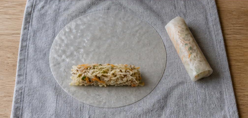 Knusprige vietnamesische Frühlingsrollen (Nem Rán) – Zubereitung Schritt für Schritt – Frühlingsrollen wickeln