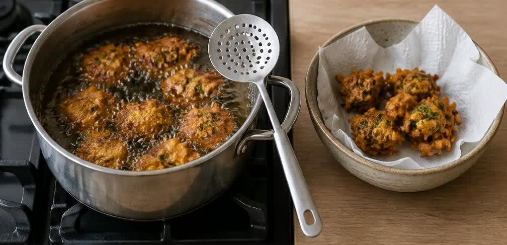 Knusprige Gemüse-Pakoras mit frisch gemahlenen Gewürzen – Zubereitung Schritt für Schritt – Pakoras frittieren
