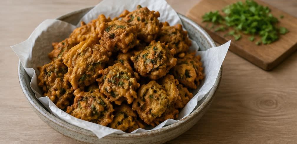 Knusprige Gemüse-Pakoras mit frisch gemahlenen Gewürzen – Zubereitung Schritt für Schritt – Anrichten