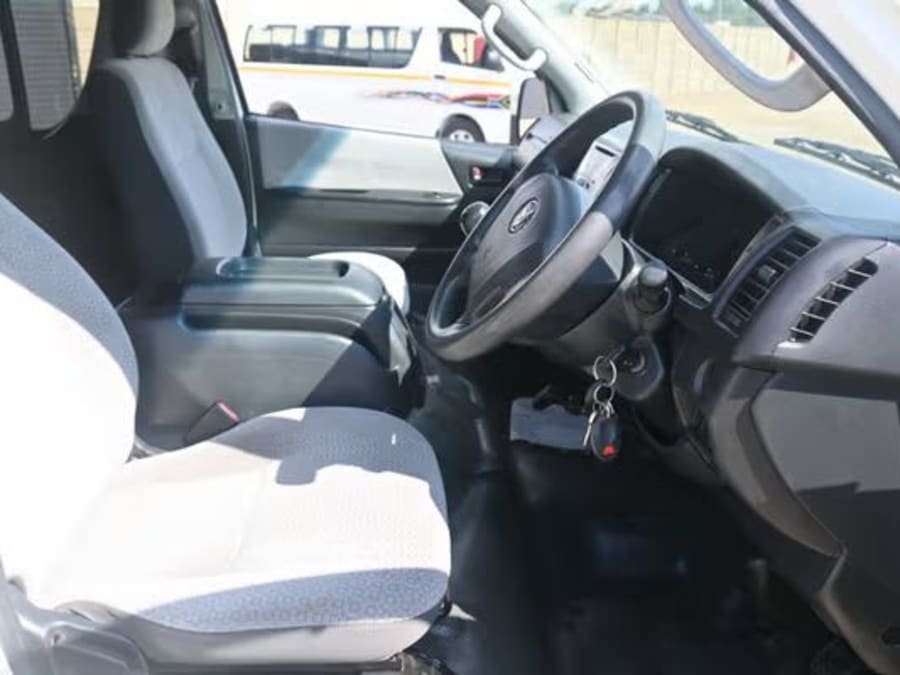 2015 Toyota Quantum 2.5 D-4D 14-seat — photo 5