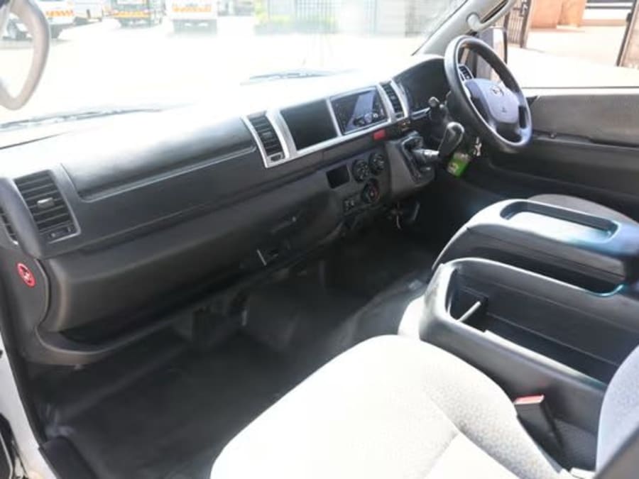 2015 Toyota Quantum 2.5 D-4D 14-seat — photo 6