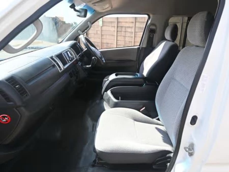2015 Toyota Quantum 2.5 D-4D 14-seat — photo 7