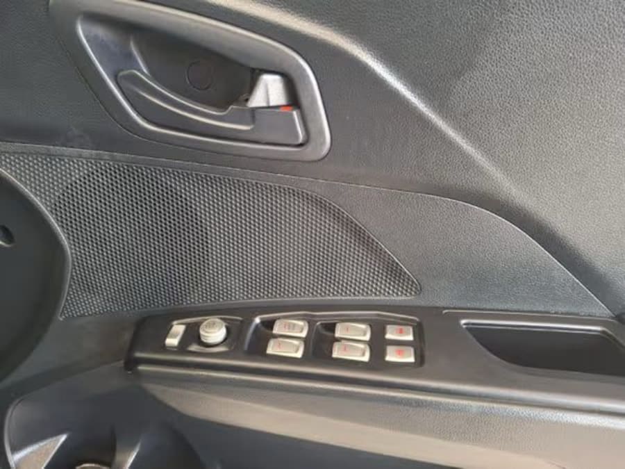 2022 Mahindra XUV 300 1.2T SE | W4 — photo 4