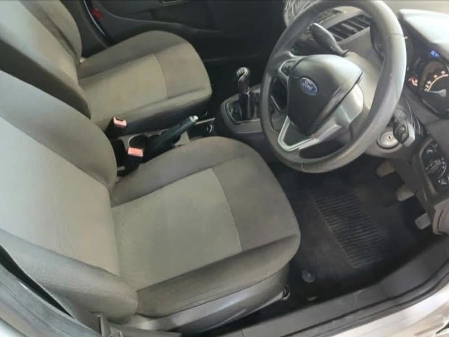 2013 Ford Fiesta 5-door 1.4 Ambiente — photo 4