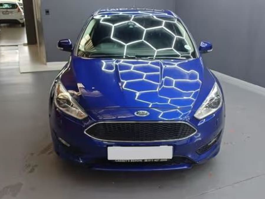 2017 Ford Focus 1.0 EcoBoost Trend Auto 5-dr — photo 2