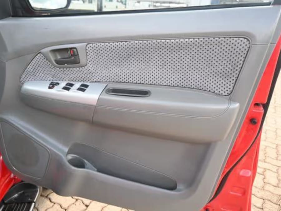 2011 Toyota Hilux 2.5 D-4D SRX 4x4 Double-Cab — photo 8