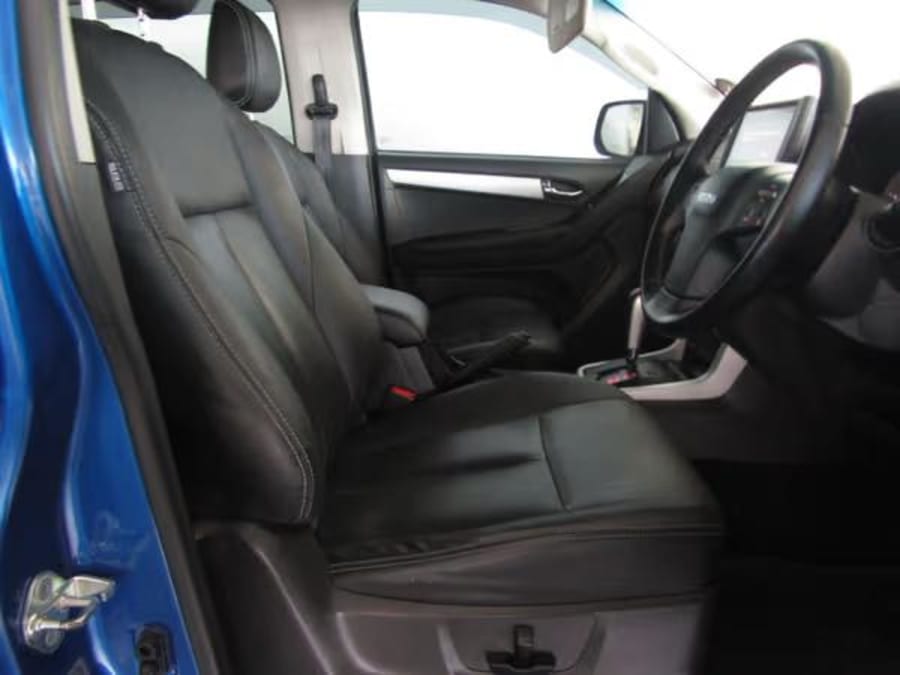 2019 Isuzu D-Max 300 LX Auto Double-Cab — photo 6