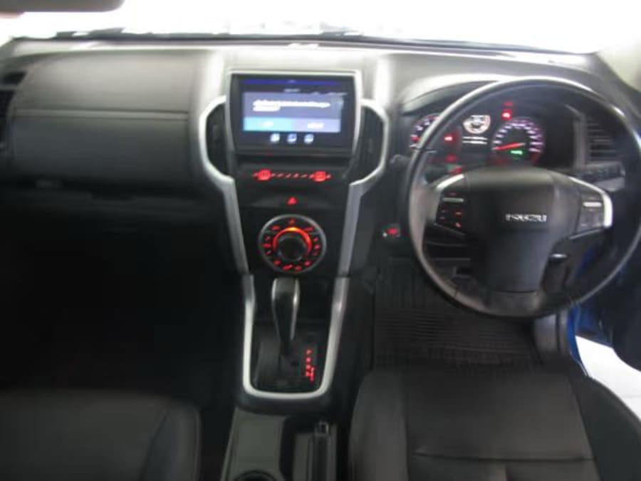 2019 Isuzu D-Max 300 LX Auto Double-Cab — photo 7