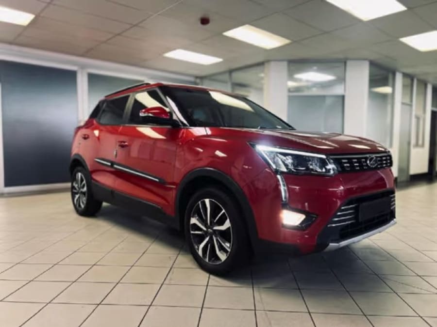 2021 Mahindra XUV 300 1.5D | W8 — photo 1