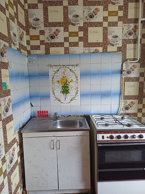 Продам 2к.квартиру ,вода есть! Кадиевская,состояние жилое.