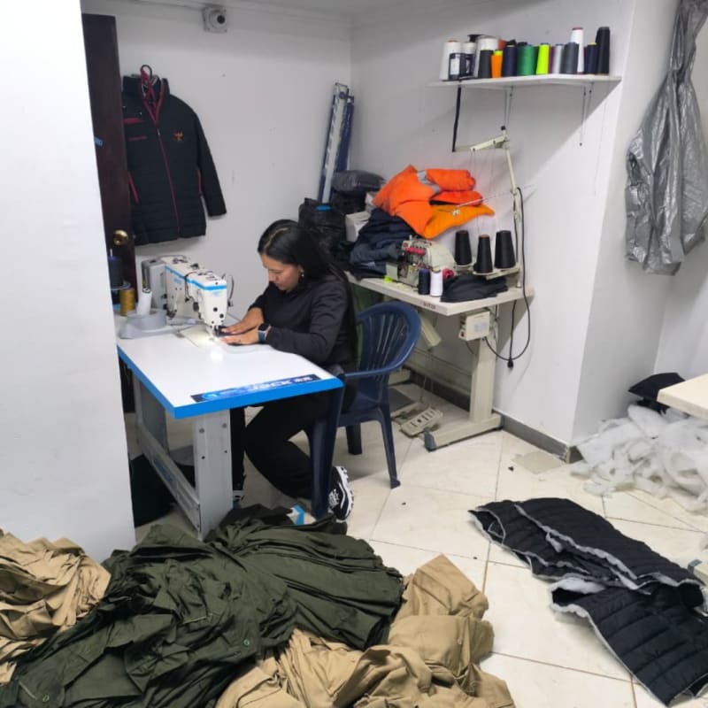 Operario en máquina de coser industrial