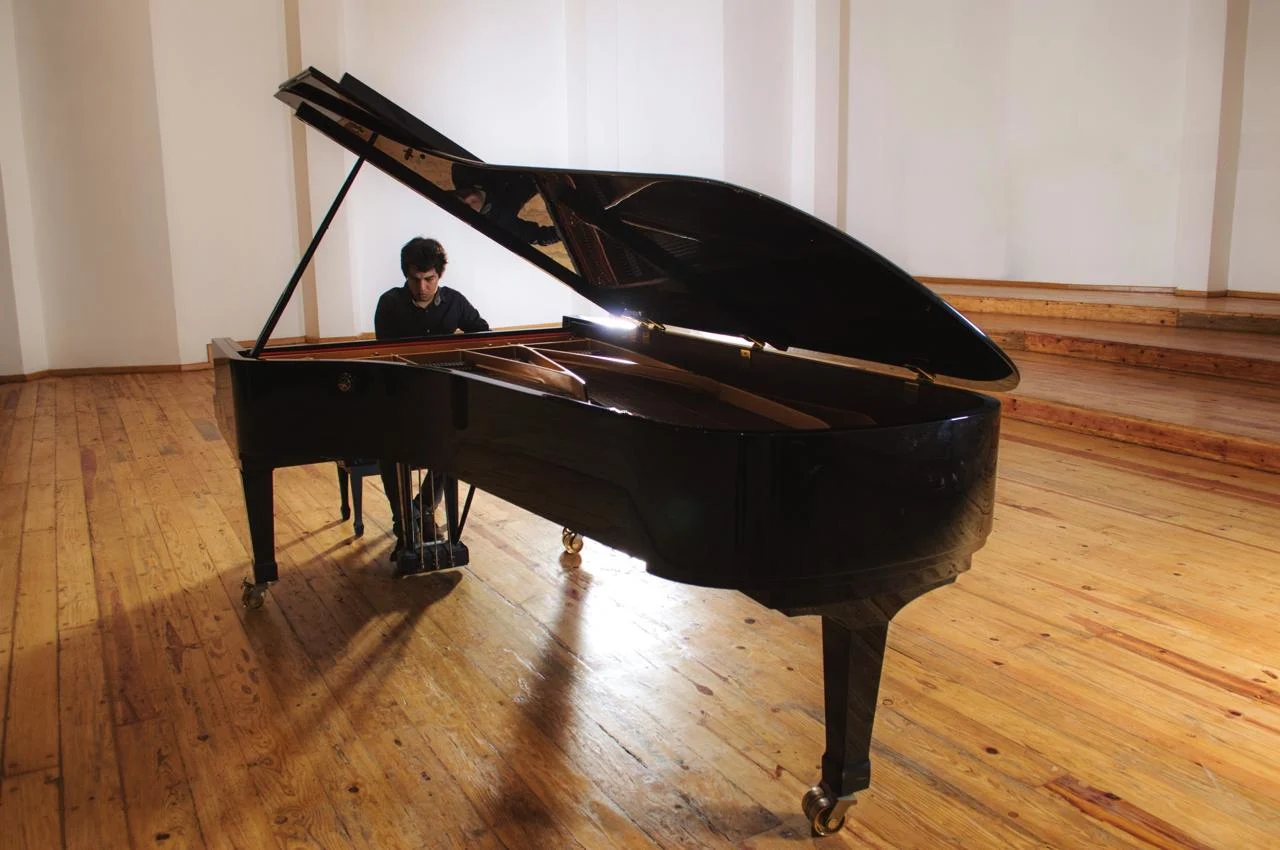 Felipe Ríos performing at the piano — Oaxacan concert pianist in action Felipe Ríos performing at the piano — Oaxacan concert pianist in action