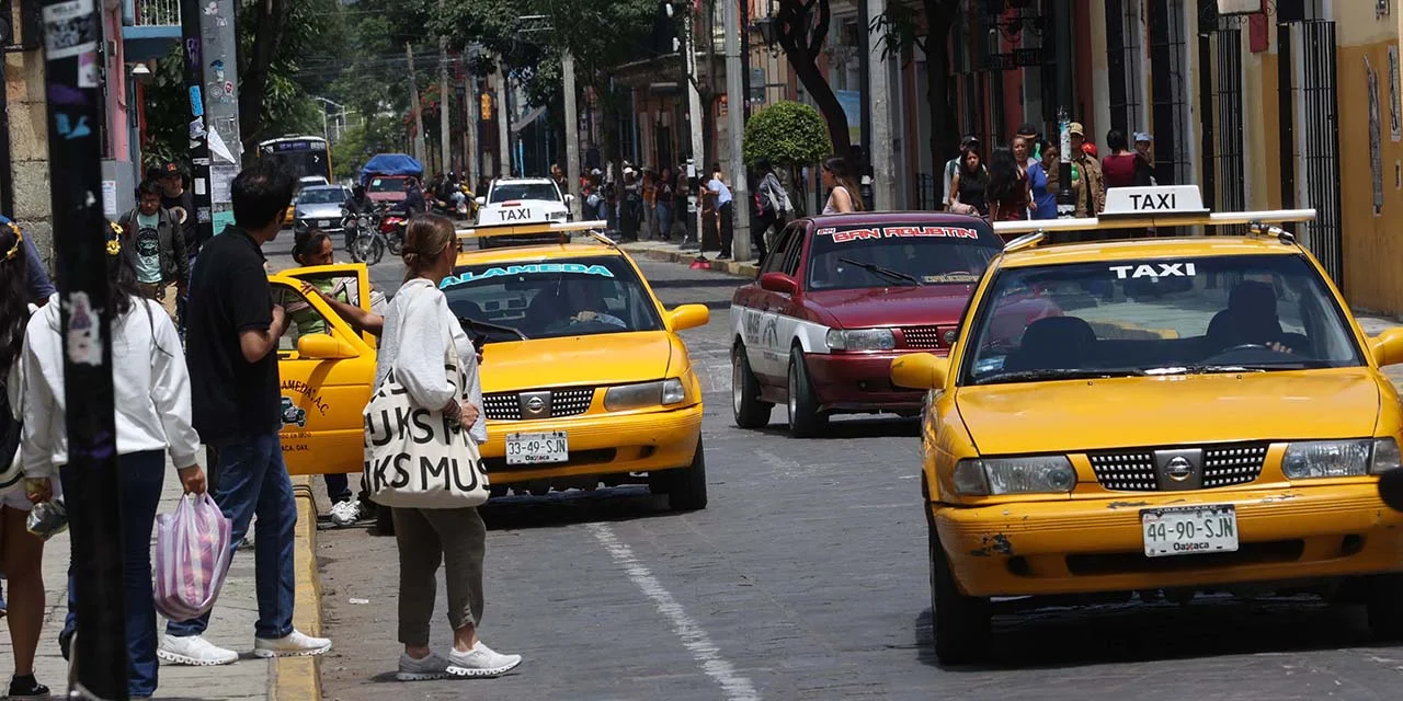 Taxis in downtown Oaxaca. Photo: imparcialoaxaca.mx Taxis in downtown Oaxaca. Photo: imparcialoaxaca.mx