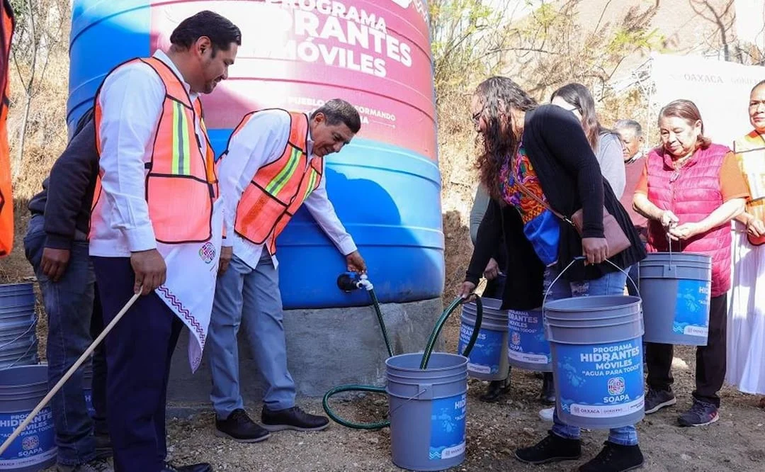 Vecino de Oaxaca recibiendo agua de pipas. Foto: eluniversal.com.mx