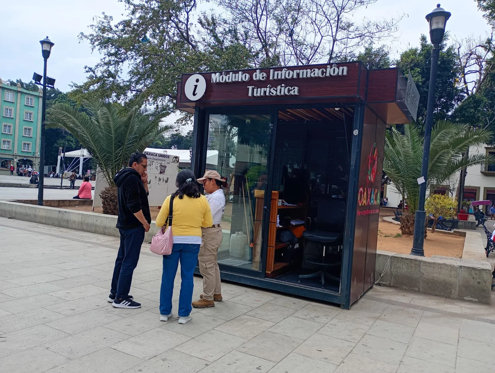 Puesto de información y asistencia turística en el zócalo de Oaxaca