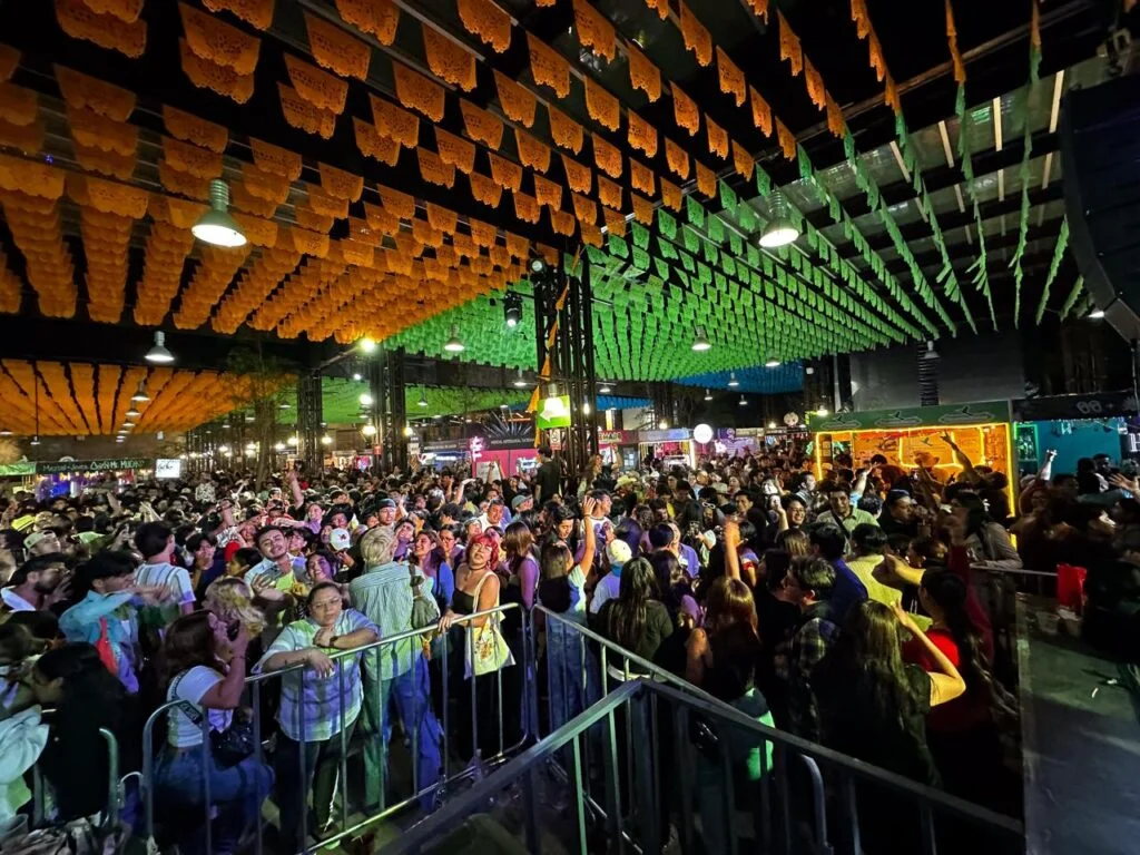 Multitud bailando en la Feria Internacional del Mezcal de Oaxaca
