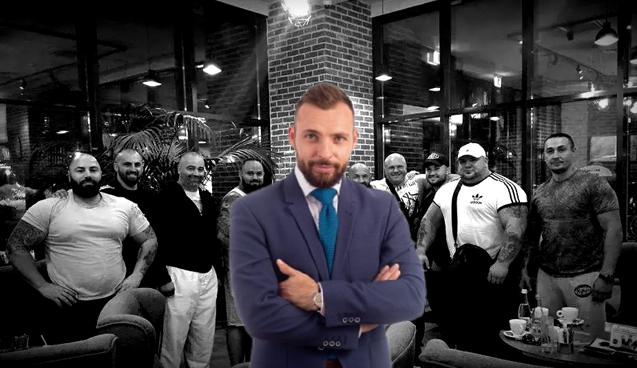 Az a megyei tanácselnök vetné bé Parajdon a katonaságot, akinek a nyámja mindenkit terrorizál Városfalván, s ennek a Transtelex, ahogy ilyenkor szokta: tapsol thumbnail