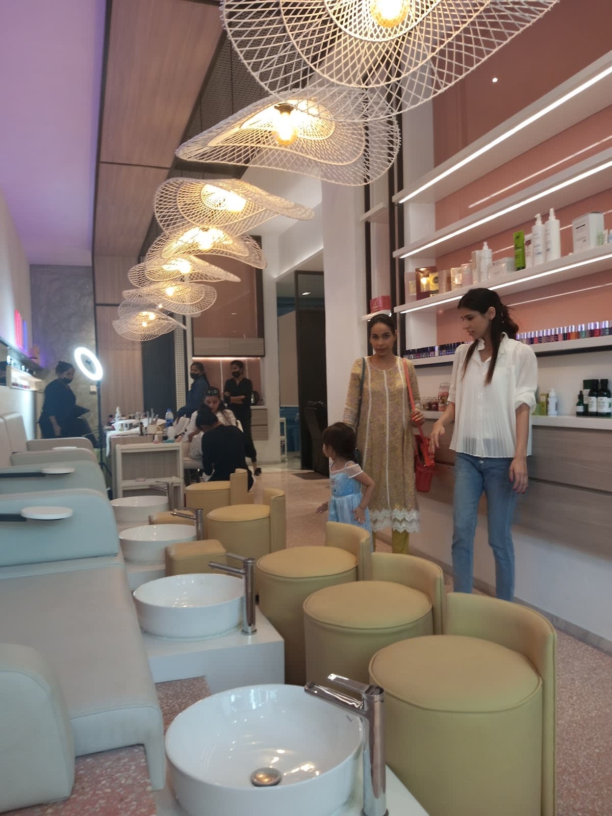 Nailbar and express salon for women by Genesis
