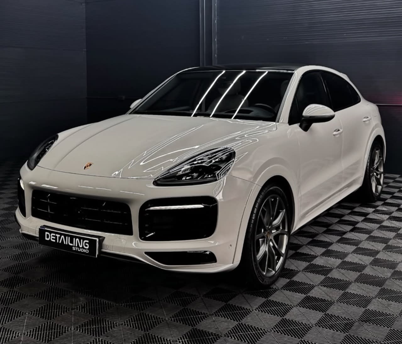 Reflexie clară pe vopseaua unui automobil întreținut