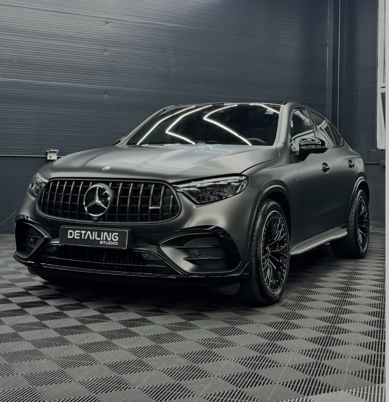 Automobil antracit în atelier, pregătit pentru aplicarea foliei PPF