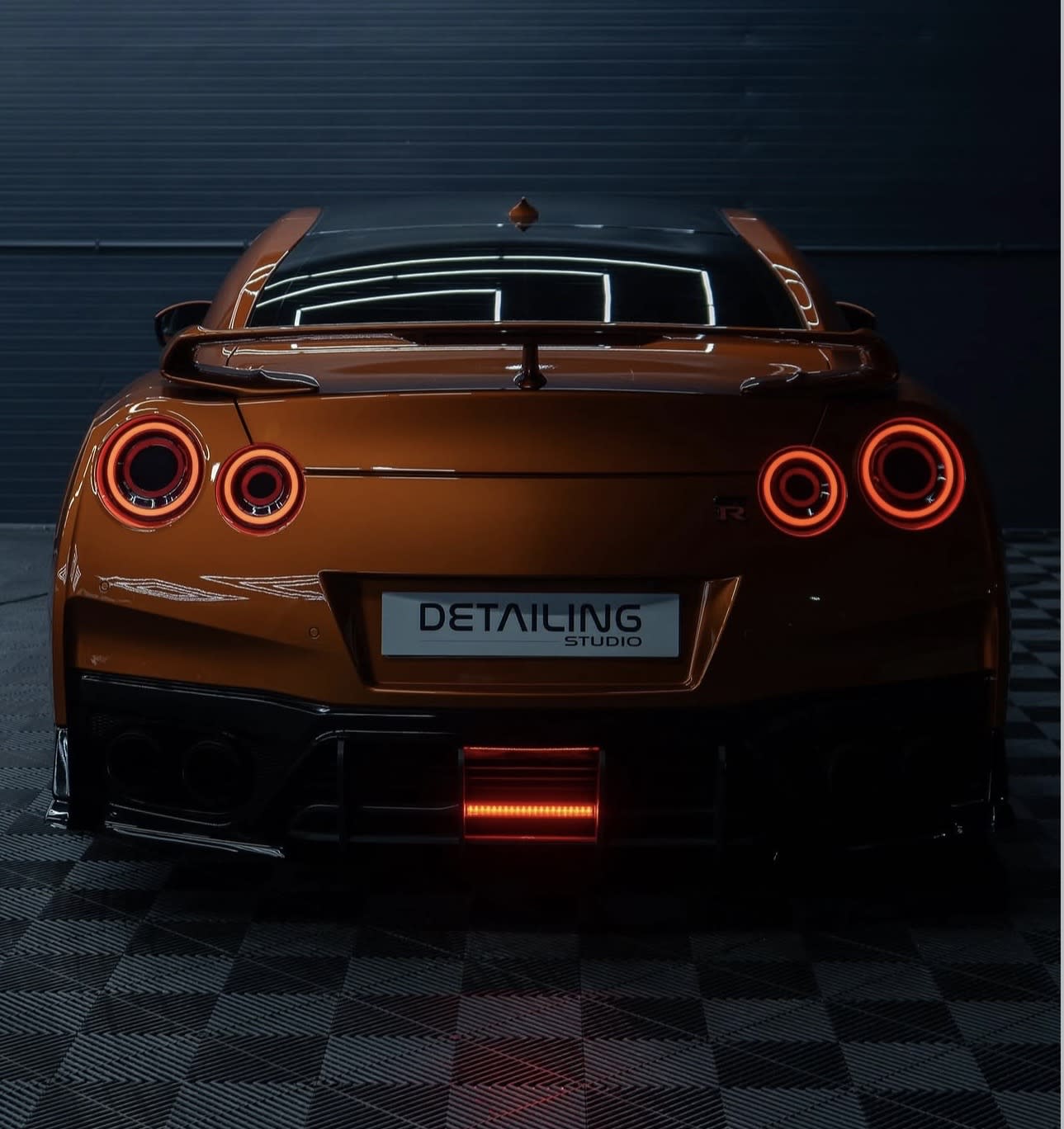 Automobil premium fotografiat din unghi exterior în studioul Detailing Studio